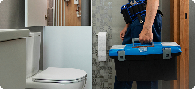 Klempner mit Werkzeugkoffer im Badezimmer